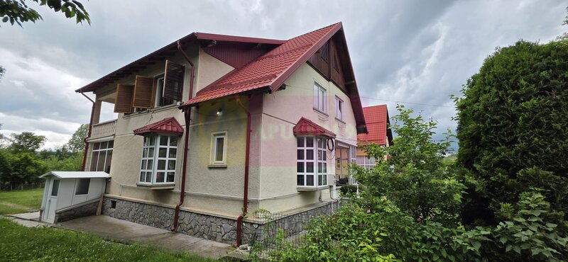 Vila de vanzare cu 6 camere si teren de 1000 mp in Cornu, Prahova