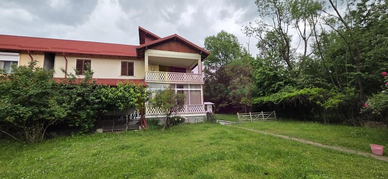 Vila de vanzare cu 6 camere si teren de 1000 mp in Cornu, Prahova