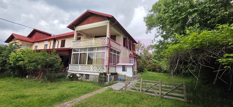 Vila de vanzare cu 6 camere si teren de 1000 mp in Cornu, Prahova